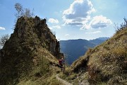 112 Discesa su pascoli erbosi con  torrioni rocciosi